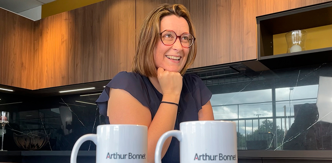 Lucie Frouin, responsable communication globale d’Arthur Bonnet, nous partage dans cette vidéo toutes les missions confiées à l'agence et évoque